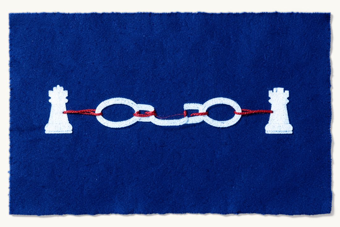 Cartels and anticompetitive agreements in Türkiye: a large chain with one broken link and a small chess rook at each end, the red thread passing through the links and ending loose at the gap, cyanotype print