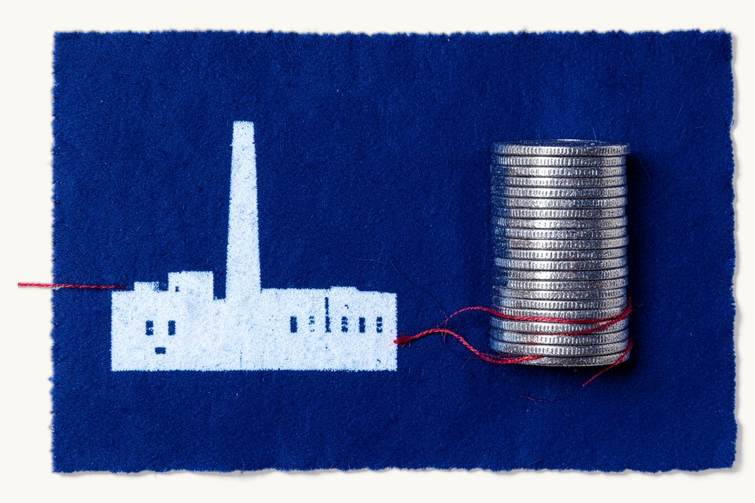 Exposition de l'entreprise à la corruption en Turquie : une grande usine à cheminée, une haute pile de pièces unies à côté et un fil rouge enroulé deux fois autour de sa base, cyanotype
