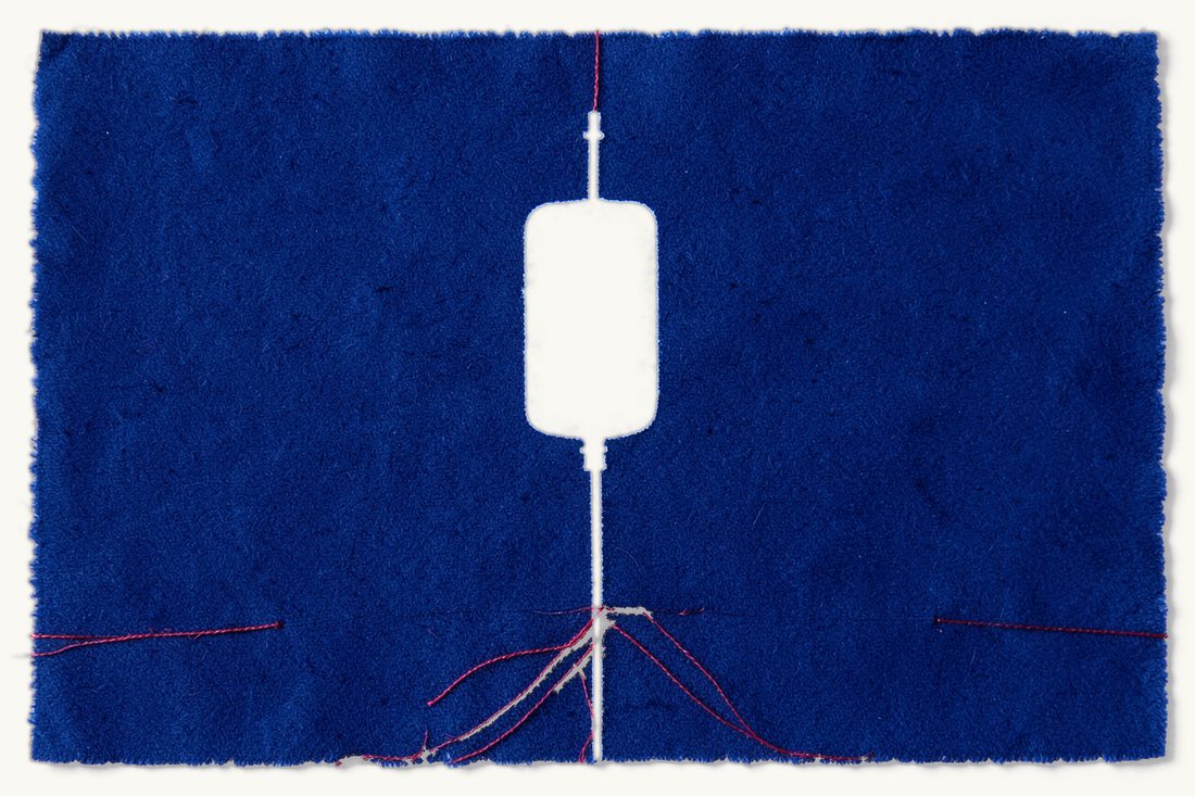 Les voies de recours quand les soins tournent mal : un pied à perfusion avec une poche vierge, à sa base un fil rouge qui se divise en trois chemins, cyanotype