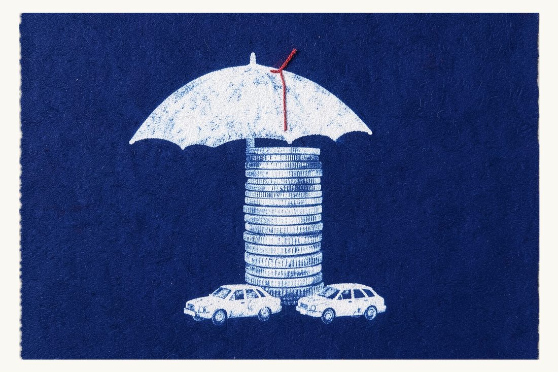 Damage above the insurance limit: a tall coin stack with an open umbrella covering only its lower part, a red thread around the uncovered top and two small cars at its foot, cyanotype print