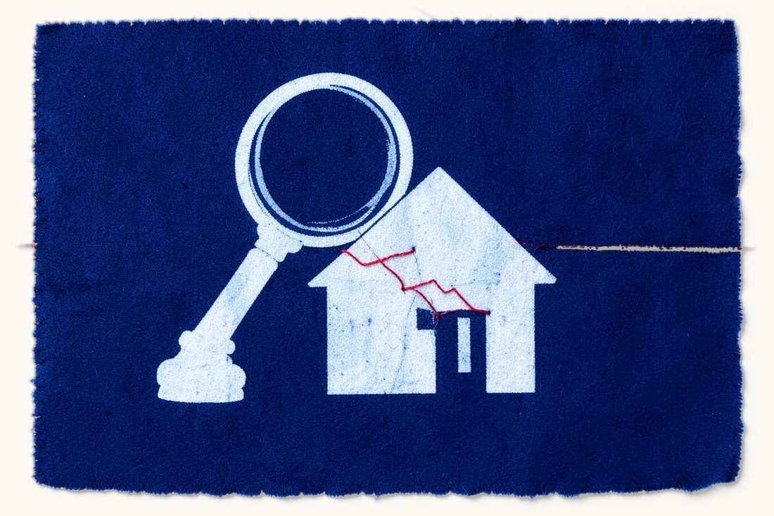 Liability for defects in construction contracts: a magnifying glass over a house whose wall is crossed by a zigzag red thread like a mended tear, a chess rook to the left, cyanotype print