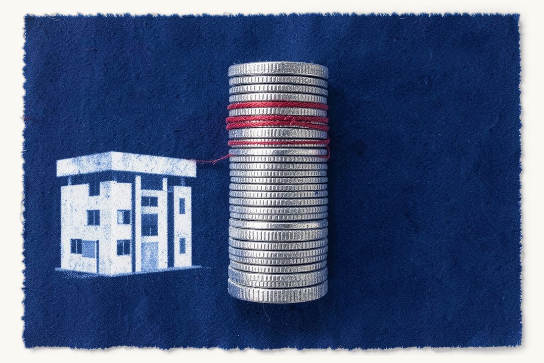 Le cadre juridique de l'impôt sur les sociétés en Turquie: une haute pile de pièces unies à tranche striée, une bande de fil rouge autour de son cinquième supérieur et un immeuble de bureaux à gauche relié à cette bande, cyanotype