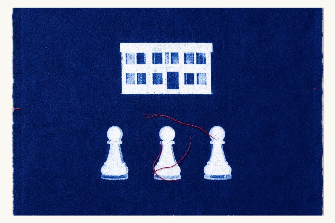 Embauche de personnel en Turquie par un employeur étranger : un grand immeuble de bureaux au-dessus d'une rangée de trois pions réunis par une boucle de fil rouge, cyanotype