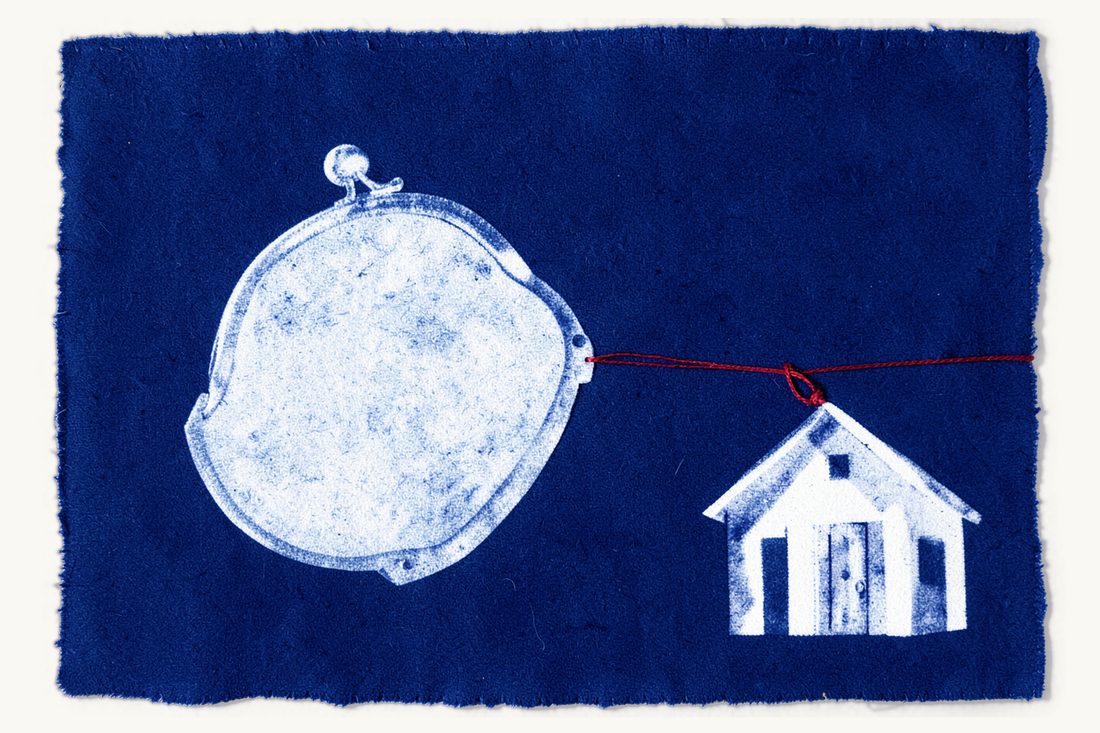 Enforcement proceedings and the payment order against a tenant: an empty coin purse hanging upside down, its red thread knotted round the doorknob of a small house, cyanotype print