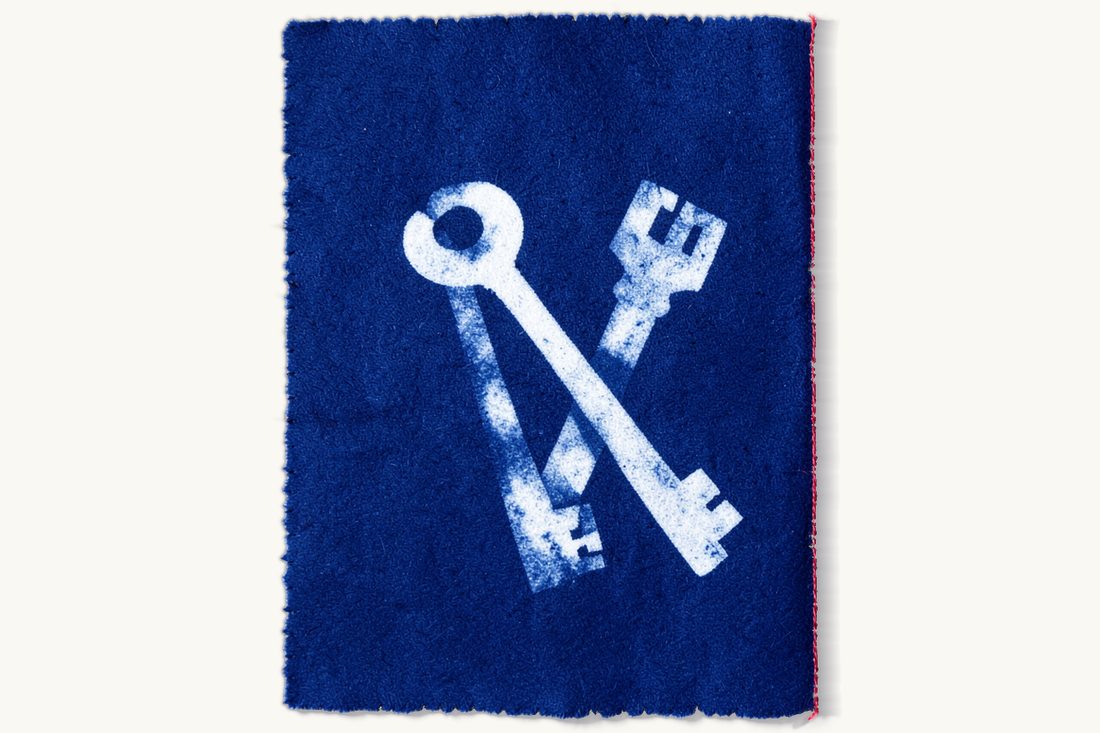 General versus special authority in a power of attorney: three old keys fanned out on one side, a single old key on the other, divided by a vertical red thread, cyanotype print
