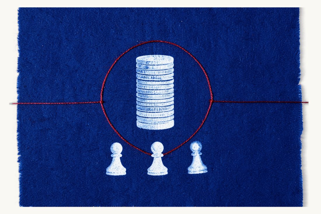 汇集众多投资者资金的投资基金:一摞侧面可见的银色硬币被红线圈住,下方排着三枚棋子兵