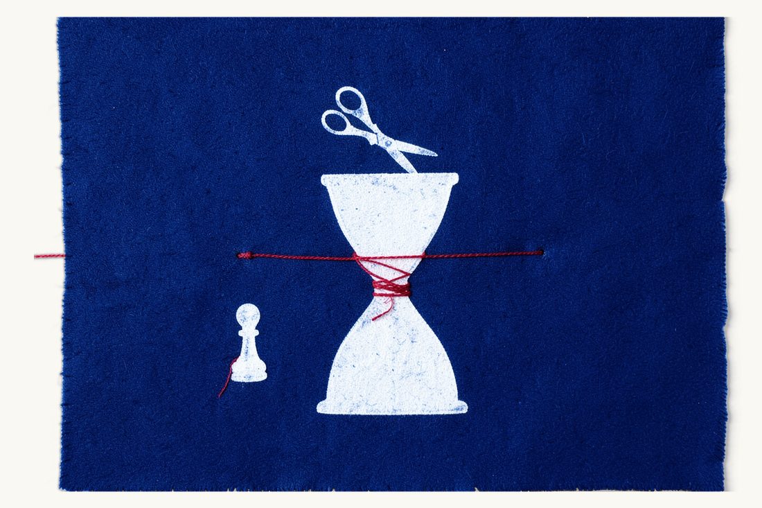 Choosing the termination date across the severance pay transition: a large hourglass wound with red thread, open scissors poised above the thread, a small pawn tied to its end, cyanotype print