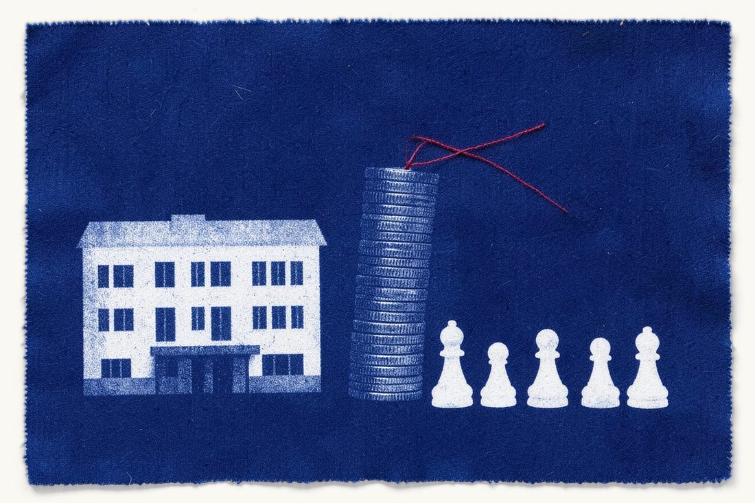 Public offerings and IPOs under the SPK process: an office block beside a tall stack of silver coins, a red thread fanning out from the coins to four small chess pawns, cyanotype print