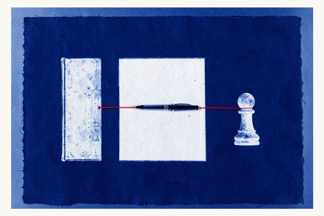 Registration, signature circulars and third parties after a manager is removed: a law book, a sheet with a fountain pen and a chess pawn joined in a line by a red thread, cyanotype print