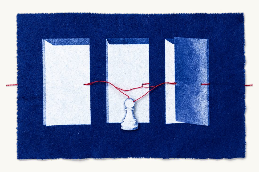 Litigation, mediation or arbitration for contract disputes in Türkiye: three half-open doors in a row, a red thread from a chess pawn branching into each