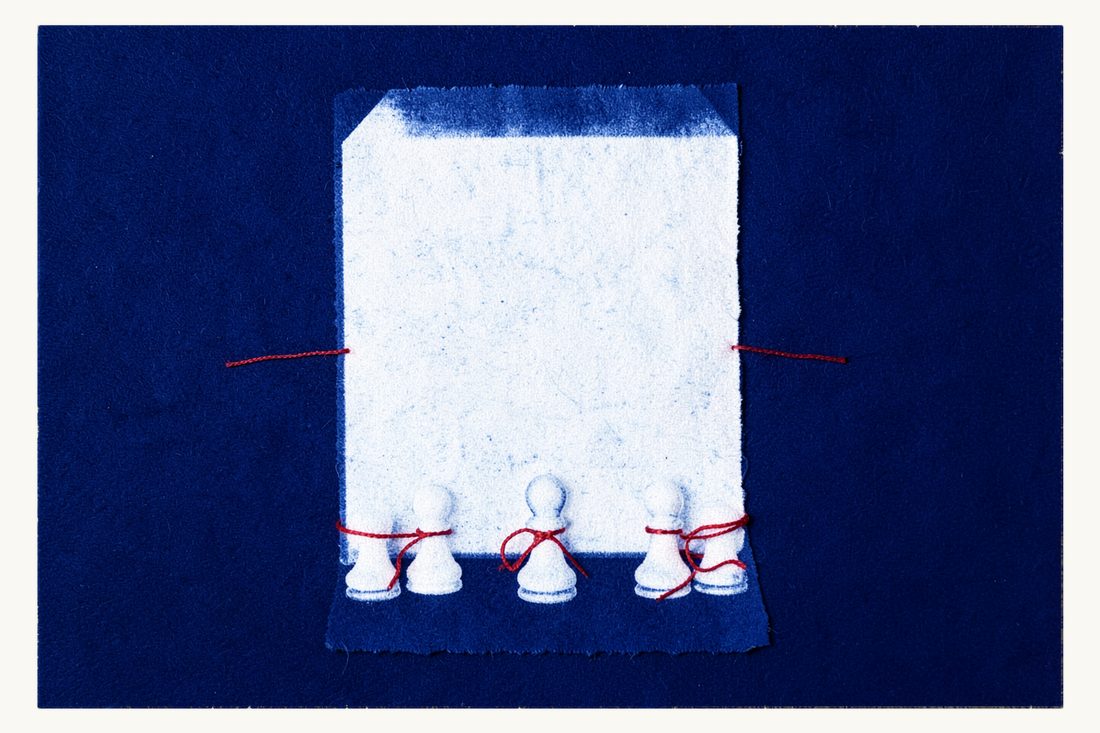 Qui répond personnellement des infractions fiscales de la société : trois petits pions d'échecs alignés, chacun relié par un fil rouge à un grand dossier, cyanotype