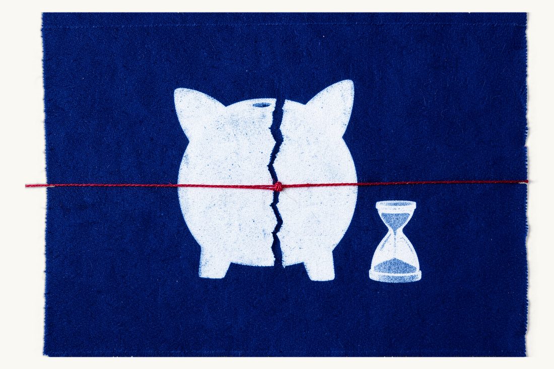 Capital loss and technical bankruptcy under Article 376 TCC: a large cracked piggy money box tied around the middle with red thread, a small hourglass beside it, cyanotype print