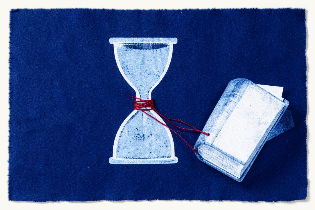 Délai de prescription des poursuites pour faute de fonction : un sablier entouré de fil rouge dont le bout libre file vers un épais livre ancien, cyanotype