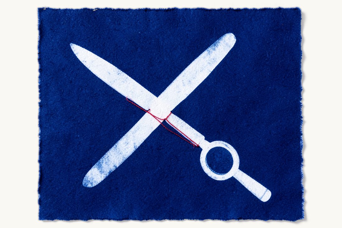 Medical malpractice lawyer in Türkiye: a large scalpel lying diagonally, a snapped red thread beside its blade and a magnifying glass resting over the break, cyanotype print