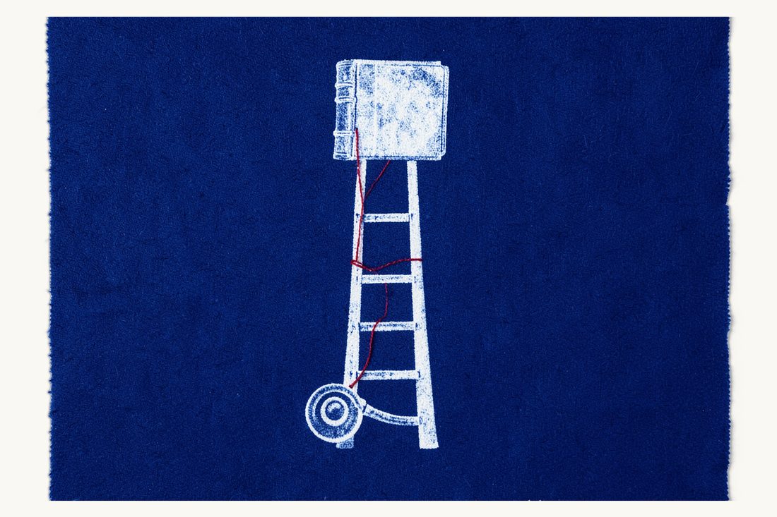 Déroulement d'une action pour faute médicale, étape par étape : une haute échelle avec un stéthoscope au pied et un livre ancien au sommet, un fil rouge gravissant les barreaux, cyanotype