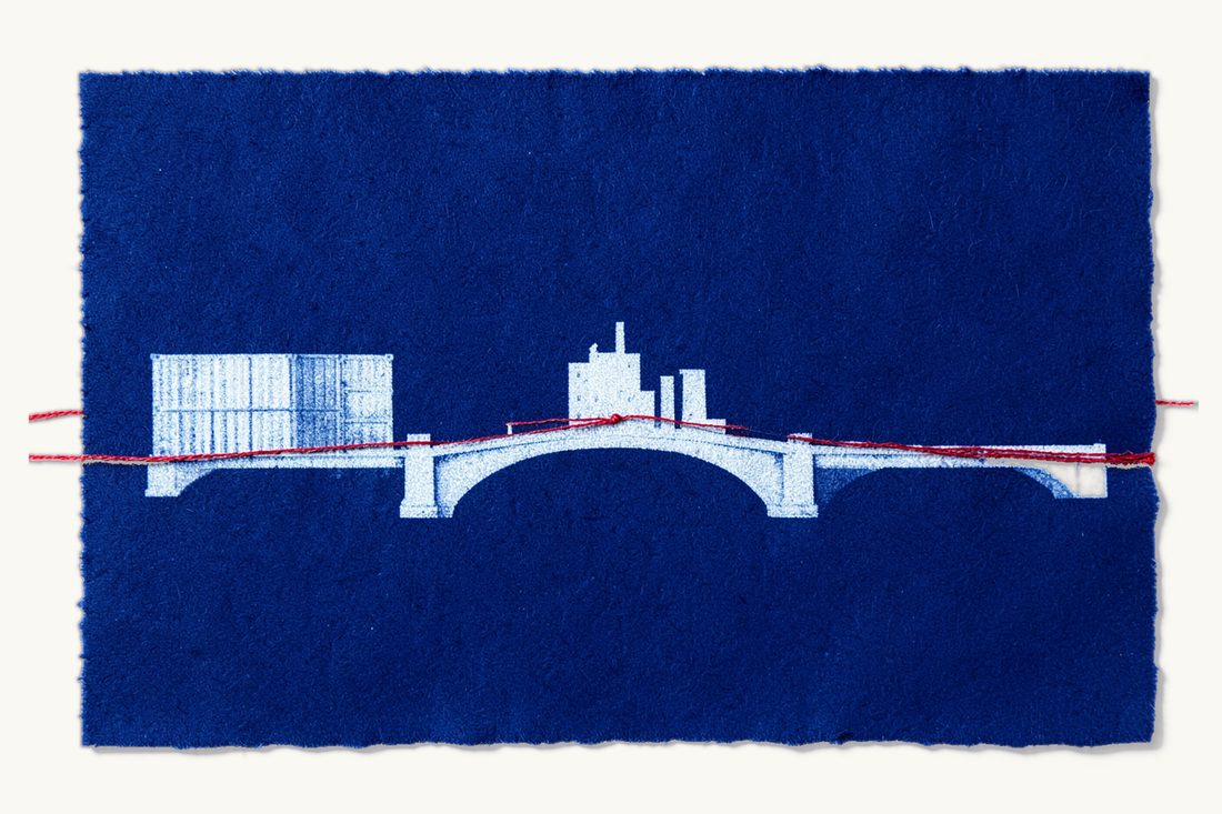 Turkey's special position in the EU customs union for Chinese companies: an arched bridge with a factory at its centre, containers at the left end and a red thread along the deck, cyanotype print