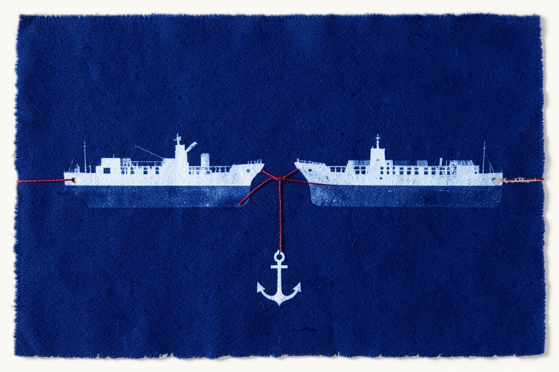 Incidents en mer en droit maritime turc : deux cargos proue contre proue, le fil rouge tendu entre eux rompu au point de contact, une petite ancre posée en dessous, cyanotype
