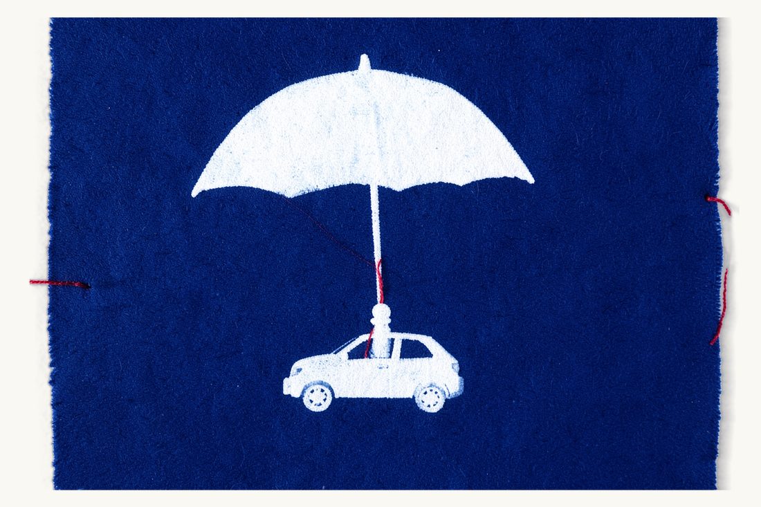Direct claim against the compulsory traffic insurer: a large open umbrella sheltering a small car, and a red thread running straight from a white chess pawn to the umbrella, cyanotype print